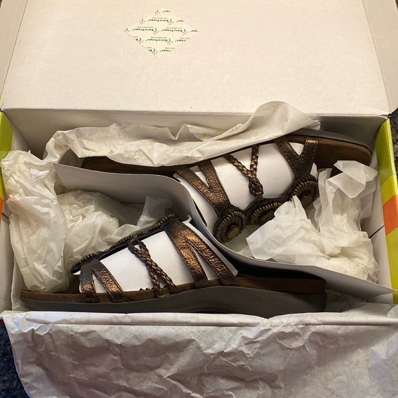 Bear Traps leather multi-strap slides with bead & stone detail, Bronze, size 9 M - Picture 6 of 7